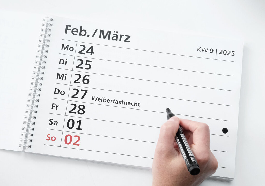 Aufgeklappter Großdruck-Tischkalender 2025 im Querformat mit Mondphasen und Feiertagen