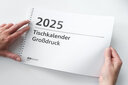 Vergrößerungsansicht: Vorderseite Großdruck-Tischkalender 2025 im Querformat mit seitlicher Ringbindung