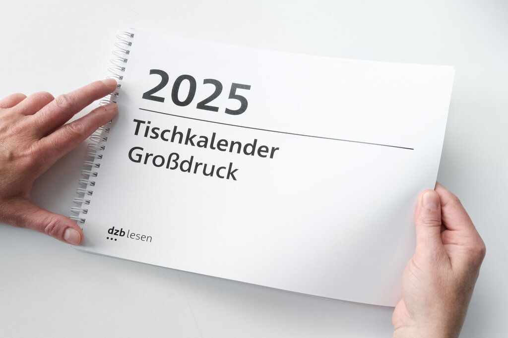 Vorderseite Großdruck-Tischkalender 2025 im Querformat mit seitlicher Ringbindung