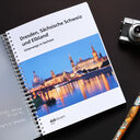 Vergrößerungsansicht: Buchcover vom Reiseführer Dresden, Sächsische Schweiz und Elbland - unterwegs in Sachsen. Abgebildet ist ein Foto vom Dresdner Stadtpanorama, das sich zu früher Abendstunde in der Elbe spiegelt.
