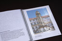 Vergrößerungsansicht: Aufgeklapptes Ringbuch, links Text in Brailleschrift und Großdruck, rechts eine taktile Abbildung einer Schlossfassade mit Treppenaufgang und Turm.