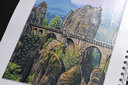 Vergrößerungsansicht: Taktil gestaltete Abbildung vom Basteifelsen und der Basteibrücke aus Sandstein in der Sächsischen Schweiz.