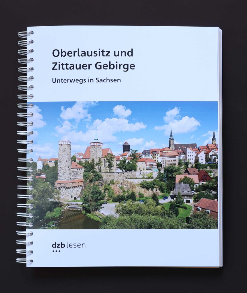 Buchcover vom Reiseführer Oberlausitz und Zittauer Gebirge – unterwegs in Sachsen. Ein Tourismusführer von Kerstin Sucher, adaptiert in Braille-Vollschrift, Großdruck und taktilen Reliefs.