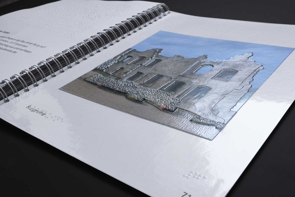 Taktil gestaltete Buchseite mit der Ruine der Burg Oybin.