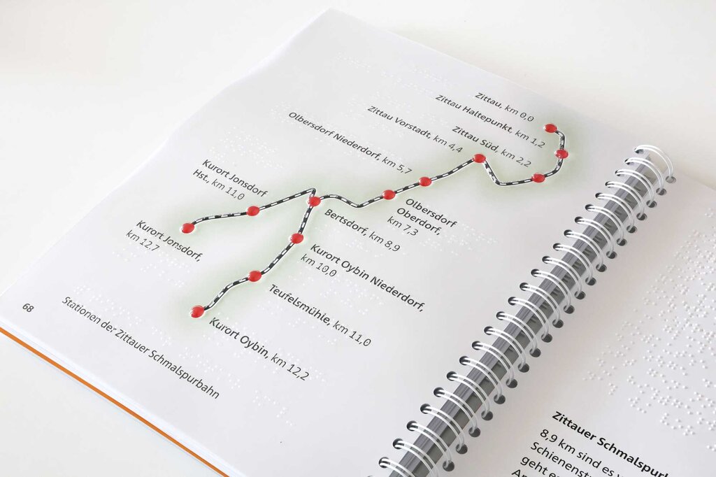 Tastbare kartografische Darstellung vom Streckenverlauf der Zittauer Schmalspurbahn entlang der Sächsischen Weinstraße mit bekannten Weinanbaugebieten entlang der Elbe.