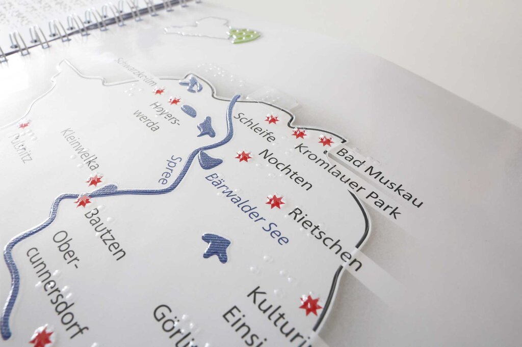 Ausschnitt einer taktil gestalteten Karten mit verschiedenen Ortschaften in der Oberlausitz und im Zittauer Gebirge.