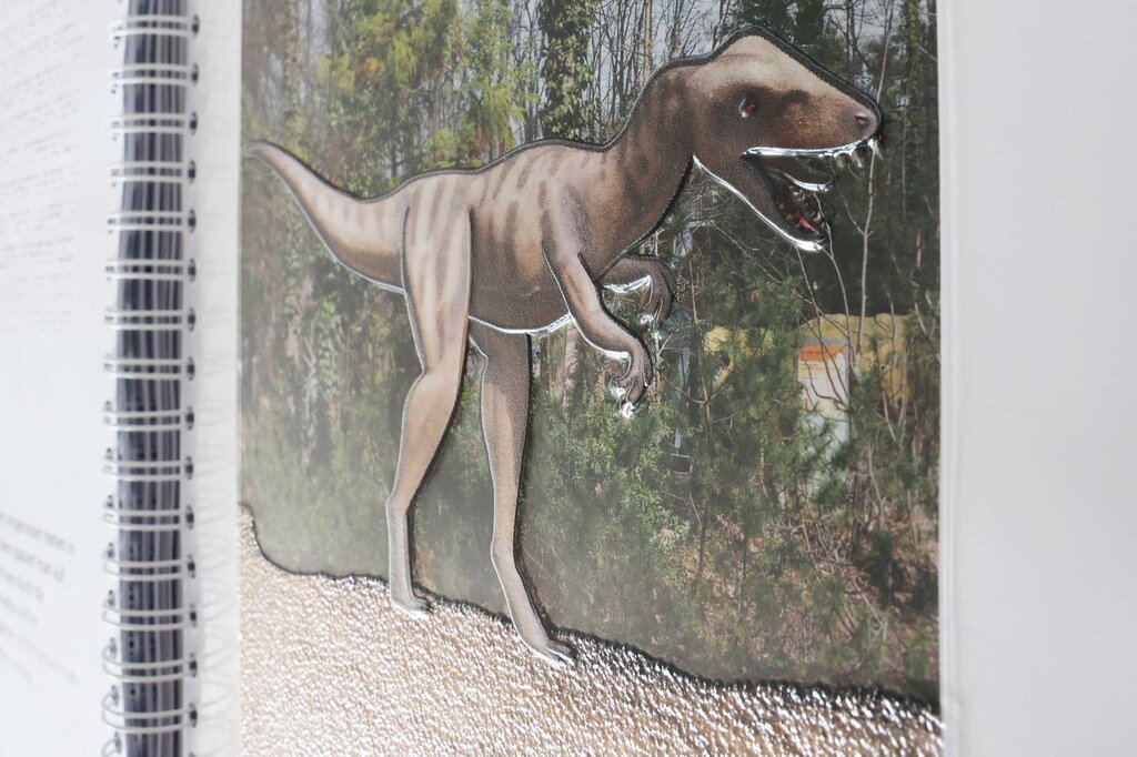 Taktil gestaltete Abbildung eines Dinosauriers im Saurierpark Kleinwelka.