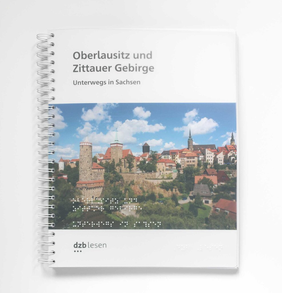 Buchcover vom Reiseführer Oberlausitz und Zittauer Gebirge – unterwegs in Sachsen. Ein Tourismusführer von Kerstin Sucher, adaptiert in Braille-Vollschrift, Großdruck und taktilen Reliefs.