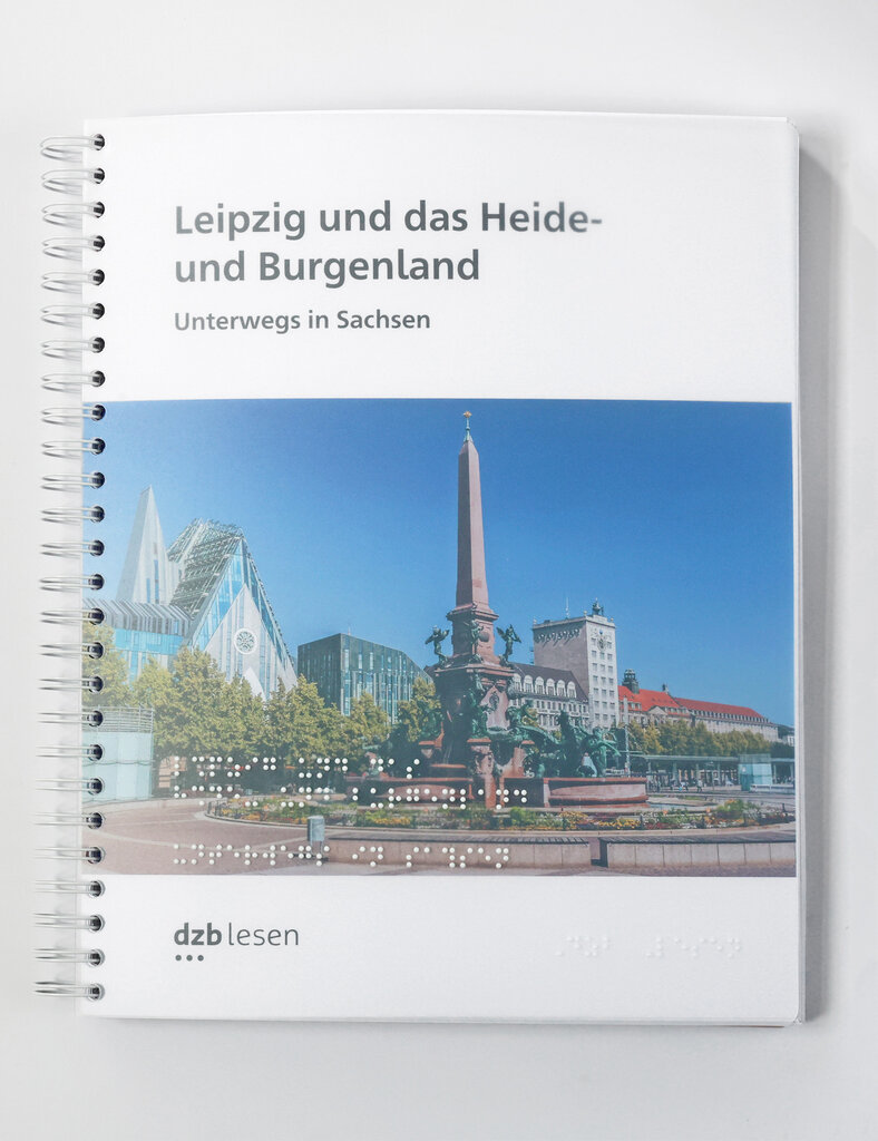 Buchcover vom Reiseführer Leipzig und das Heide- und Burgenland – unterwegs in Sachsen. Ein Tourismusführer von Kerstin Sucher, adaptiert in Braille-Vollschrift, Großdruck und taktilen Reliefs.