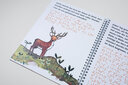 Vergrößerungsansicht: Aufgeklapptes Ringbuch mit Text in Großdruck und Braille-Schrift sowie tastbarer Abbildung von einem Hirsch