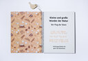 Vergrößerungsansicht: Aufgeklapptes Ringbuch mit Buchtitel in Großdruck und Braille-Schrift
