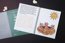 Vergrößerungsansicht: Aufgeklapptes Ringbuch mit Text in Großdruck und Braille-Schrift sowie taktiler Abbildung von Vogelküken mit weit aufgerissenen Schnäbeln.
