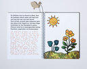 Vergrößerungsansicht: Aufgeklapptes Ringbuch mit Text in Großdruck und Braille-Schrift sowie taktiler Abbildung von zwei verschiedenen Pflanzen unter einer lächelnden Sonne