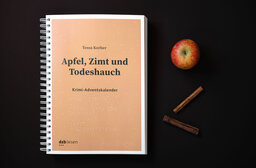 Deckblatt vom Krimi-Adventskalender Apfel, Zimt und Todeshauch in Brailleschrift und Großdruck auf schwarzem Hintergrund, rechts daneben liegen ein Apfel und Zimtstangen.