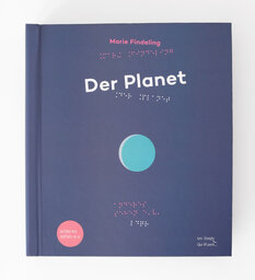 Vorderseite vom Multimaterialbuch: Der Planet. Blauer Bucheinband mit Buchtitel in großer weißer Schrift sowie in Brailleschrift.
