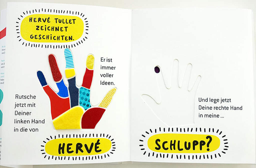 Linke Buchseite: Hand mit abgespreizten Fingern als Collage aus verschiedenen Stoffstücken. Rechte Buchseite: Ausgestanzte Silhouette einer Hand