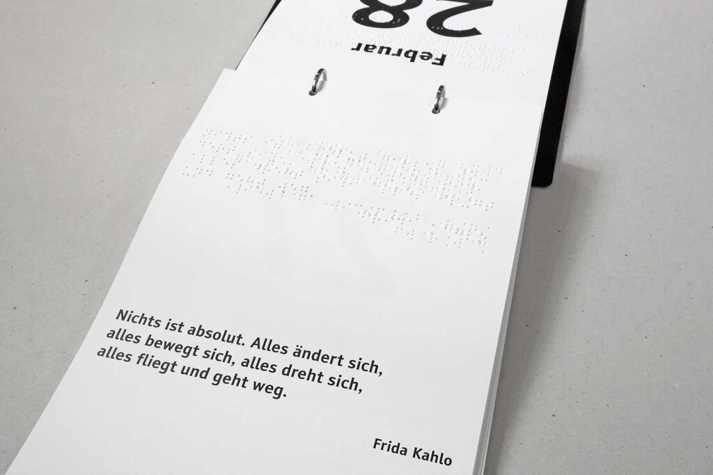 Kalenderblatt vom Abreißkalender mit Sinnspruch gedruckt in Brailleschrift und extra großer Schrift
