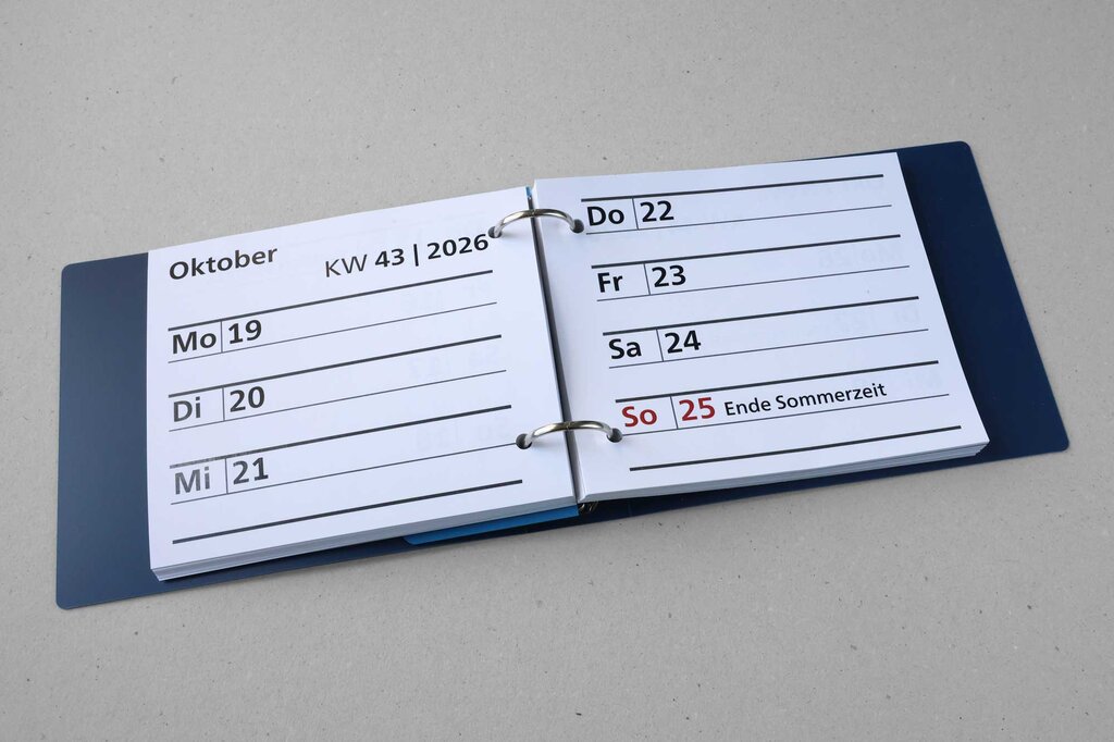 Geöffneter Großdruck-Taschenkalender mit zweiseitiger Wochenansicht