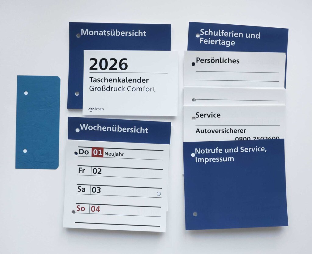 Kalendarium für den Taschenkalender 2026 in Großdruck mit gelochtem blauen Lesezeichen.