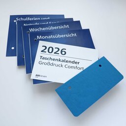 Kalendarium für den Taschenkalender 2026 in Großdruck mit gelochtem blauen Lesezeichen.