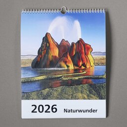 Vorderseite vom Reliefwandkalender 2026 Naturwunder, liegend auf grauem  Hintergrund