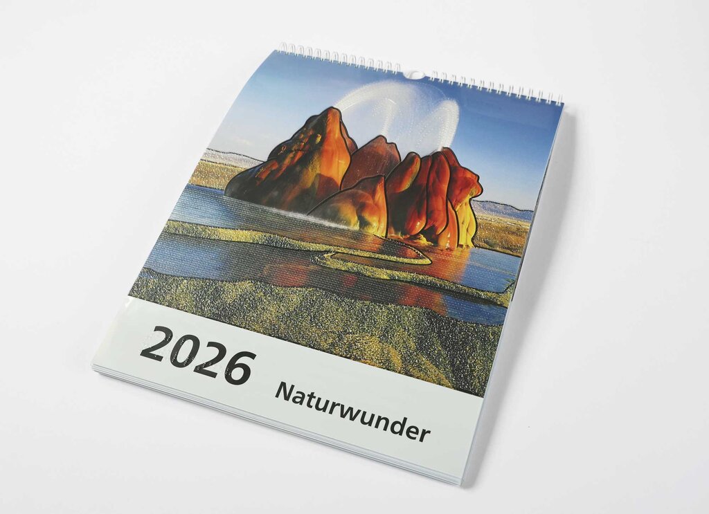 Vorderseite vom Reliefwandkalender 2026 Naturwunder, liegend auf weißem  Hintergrund