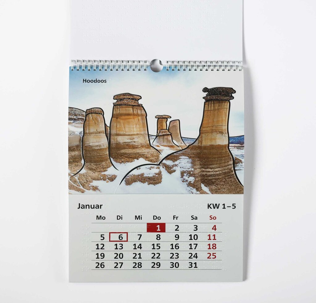 Kalenderblatt Januar mit tastbarem Folienrelief der Hoodoos-Felssäulen in Kanada