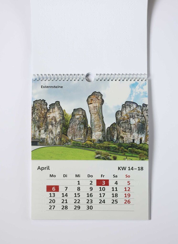 Kalenderblatt mit taktiler Abbildung der im Teutoburger Wald stehenden Externsteine, einer 40 m hohen Sandsteinformation.