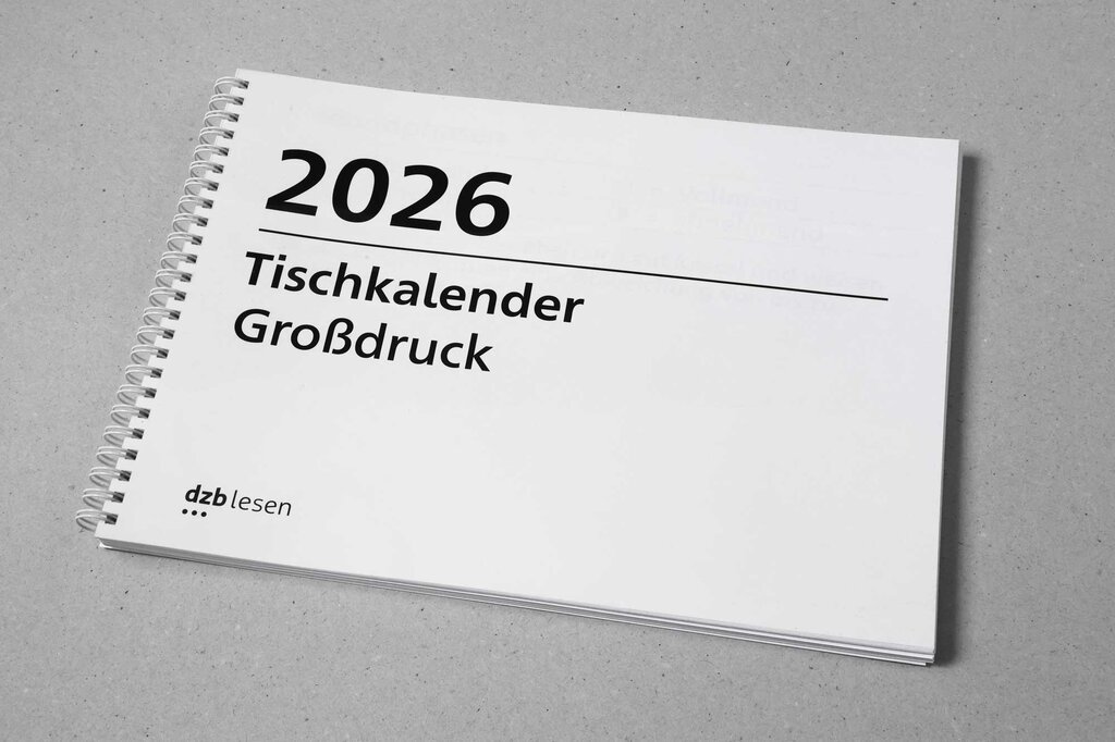 Vorderansicht Großdruck-Tischkalender 2026 im Querformat mit seitlicher Ringbindung