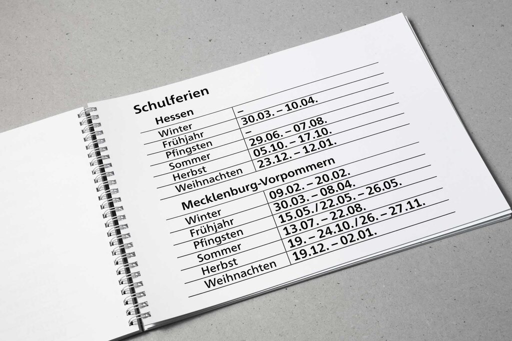 Aufgeklappter Großdruck-Tischkalender 2026 im Querformat mit Schulferien