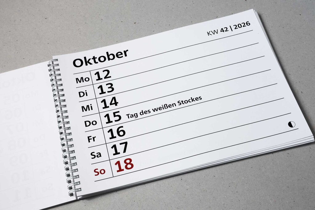 Aufgeklappter Großdruck-Tischkalender 2026 im Querformat mit Mondphasen und Feiertagen