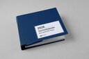 Vergrößerungsansicht: Taschenkalender 2026 in Kurzschrift in Ringordner aus Kunststoff