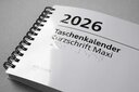 Vergrößerungsansicht: Vorderseite vom Taschenkalender 2026 in Kurzschrift mit Ringbindung und Schutzfolie