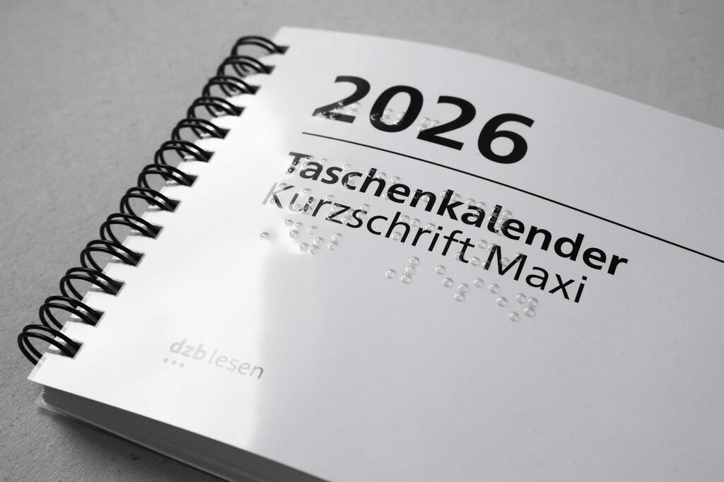 Vorderseite vom Taschenkalender 2026 in Kurzschrift mit Ringbindung und Schutzfolie