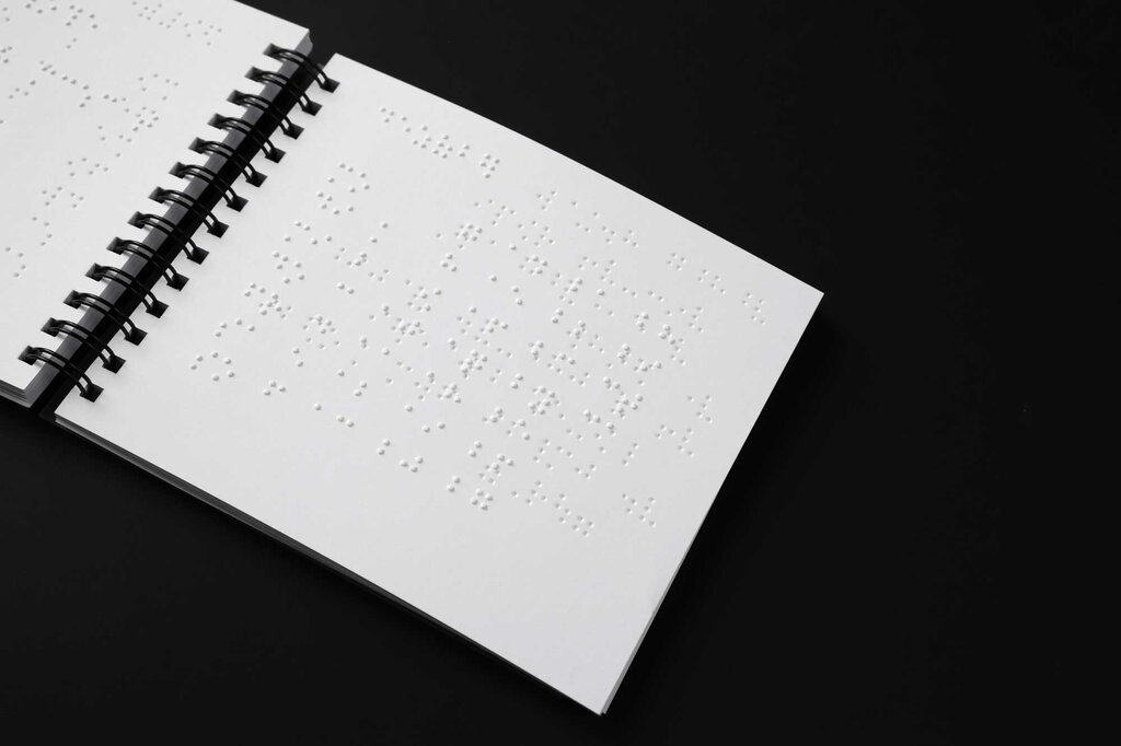 Aufgeschlagener MAXI-Taschenkalender gedruckt in Kurzschrift