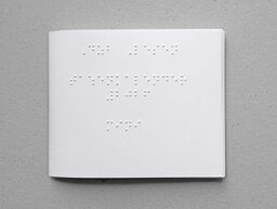 Kleiner Taschenkalender in Brailleschrift, geheftet, A6-Größe