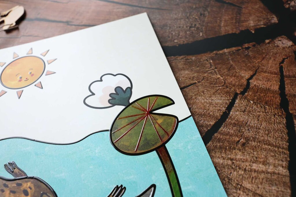 Aufgeklapptes Ringbuch mit Text in Großdruck und Braille-Schrift sowie taktilen Illustrationen 