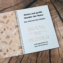 Vergrößerungsansicht: Aufgeklapptes Ringbuch mit Text in Großdruck und Braille-Schrift sowie taktilen Illustrationen 