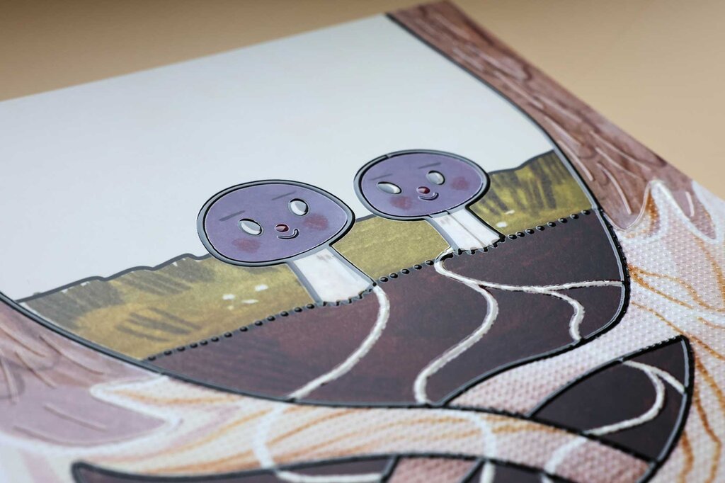 Nahaufnahme von zwei kleinen Pilzen mit runder lilafarbener Kappe und unterirdischem Pilzgeflecht