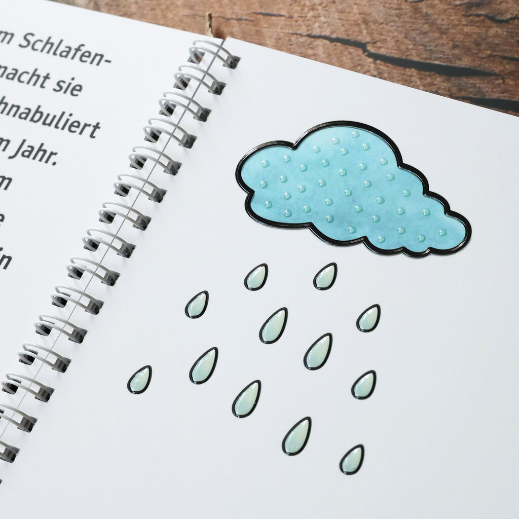 Eine hellblaue Regenwolke gefüllt mit transparenten 3D-Lackpunkten. Aus ihr heraus fallen viele 3D-Regentropfen, gedruckt mit transparentem Lack.