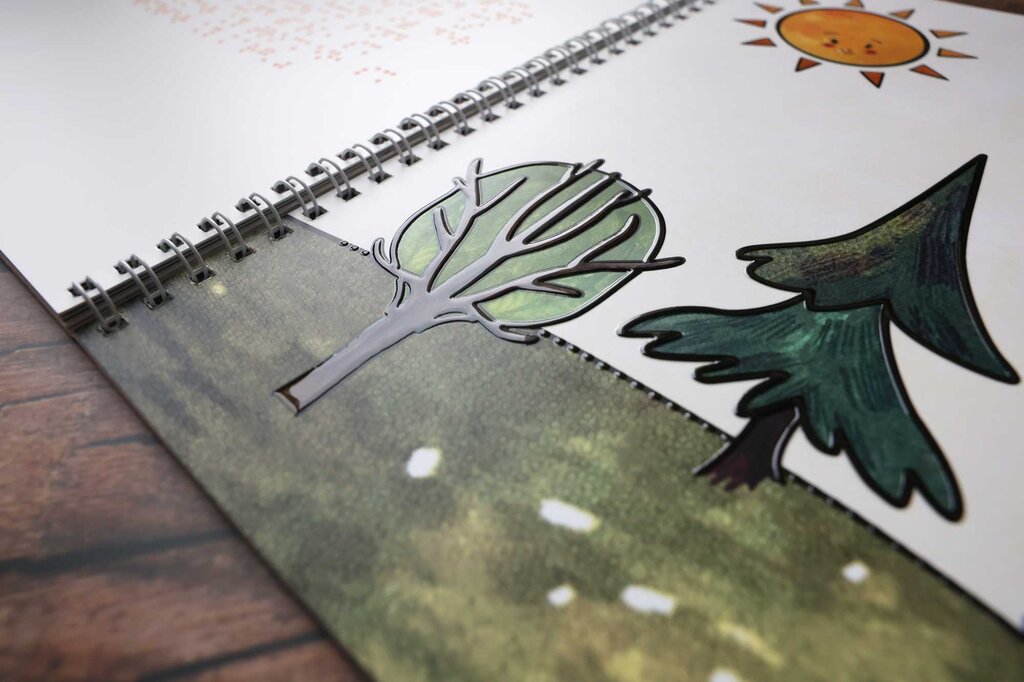 Ein Laubbaum mit verzweigter Baumkrone und grünen Blättern sowie ein dunkelgrüner Nadelbaum, darüber eine Sonne in Gelb.