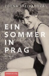 Das Buchcover in Schwarzweiß gehalten, zeigt ein junges Mädchen mit kurzen Haaren, die in einem Bikini auf einer Sommerwiese sitzt und den Betrachter anlächelt. Darüber ist der Buchtitel in Weiß gedruckt: Ein Sommer in Prag. Ein Roman von Zdena Salivarová.