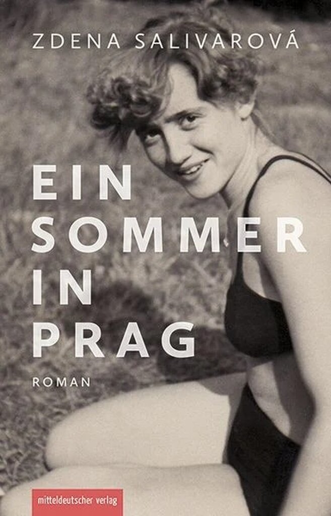 Das Buchcover in Schwarzweiß gehalten, zeigt ein junges Mädchen mit kurzen Haaren, die in einem Bikini auf einer Sommerwiese sitzt und den Betrachter anlächelt. Darüber ist der Buchtitel in Weiß gedruckt: Ein Sommer in Prag. Ein Roman von Zdena Salivarová.