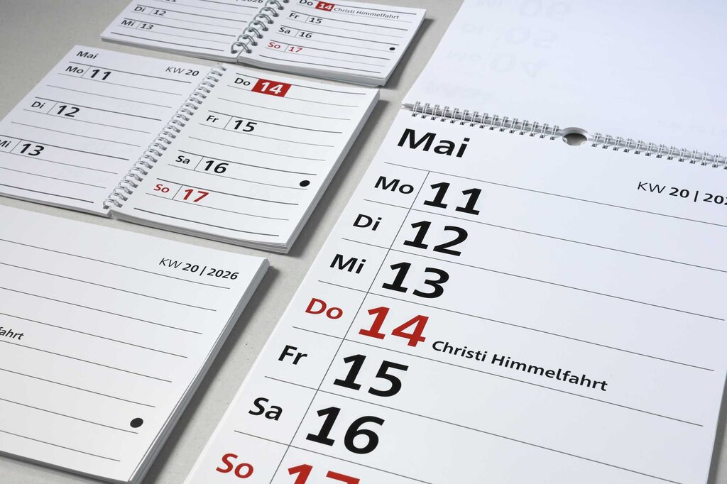 Auswahl mehrerer Großdruck-Kalender ausgebreitet