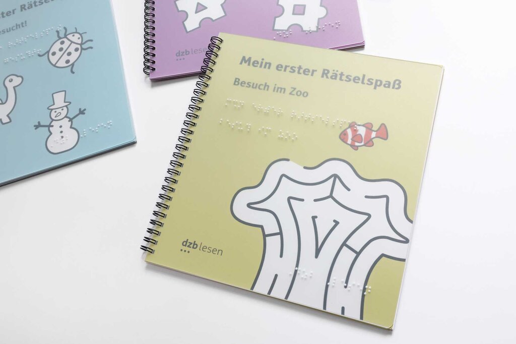 Mehrere Rätselhefte liegen ausgebreitet auf einem Tisch.