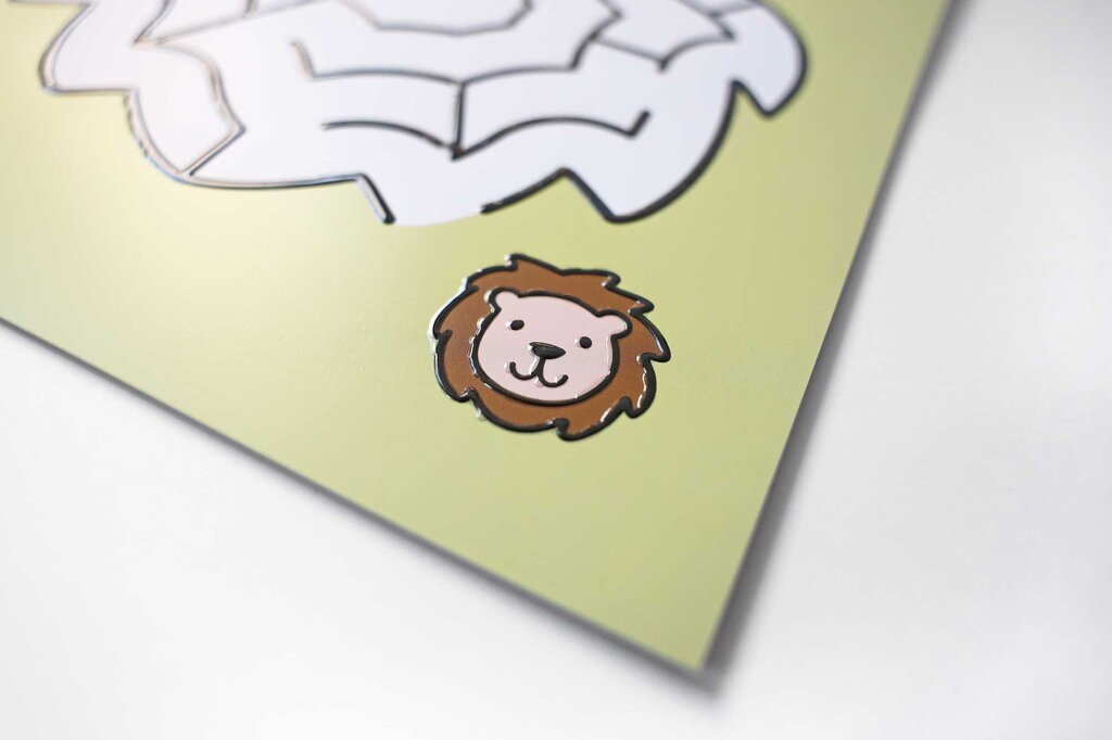 Nahaufnahme von einem Löwenkopf, die entlang einer geschlängelten Punktelinie angeordnet sind