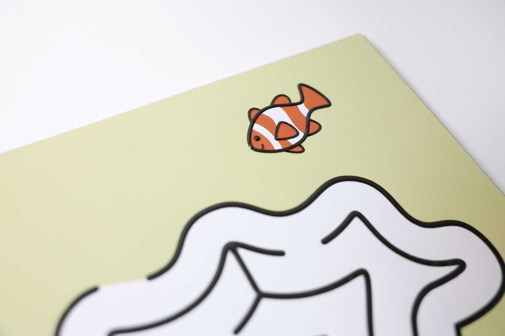 Detailaufnahme von einem orange-weiß gestreiften Fisch, taktil gedruckt auf hellgrünem Untergrund