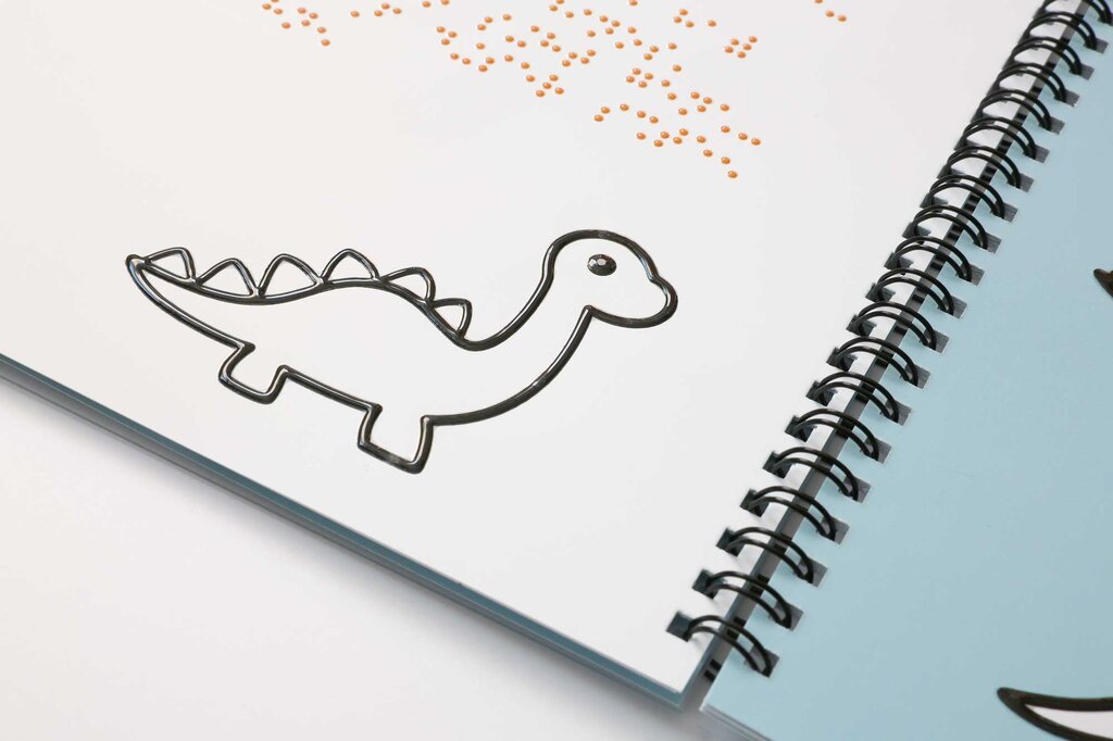 Detailaufnahme von einem taktilen Dinosaurier, kontrastreich gedruckt in fühlbaren Lackkonturen.