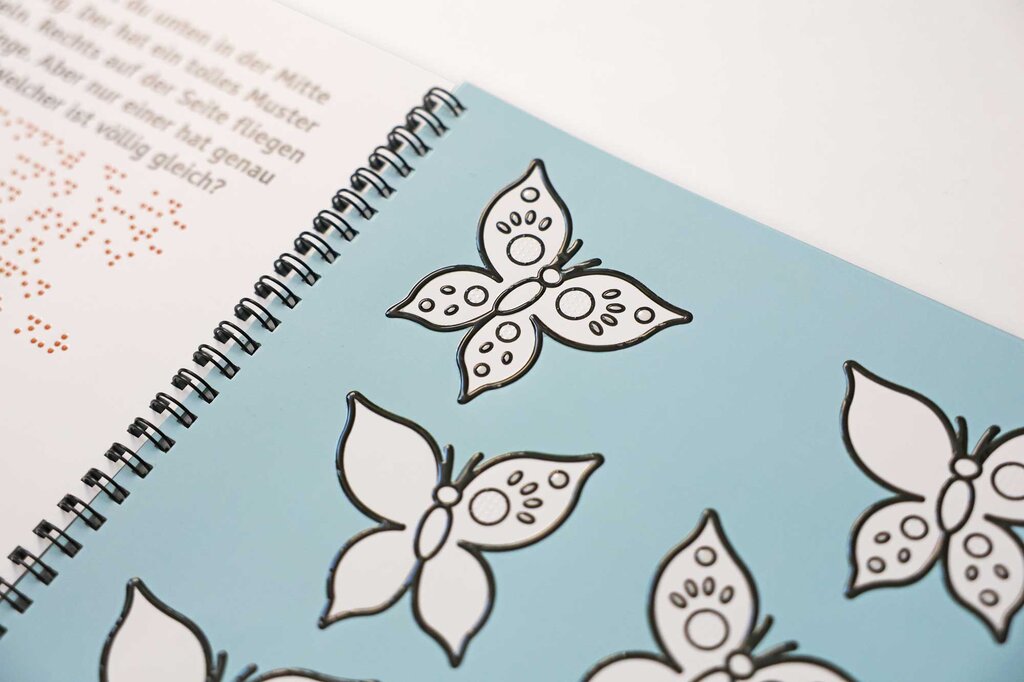 Detailaufnahme verschiedener Schmetterlinge, kontrastreich gedruckt in fühlbaren Lackkonturen.