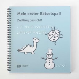 Buchcover des Heftes »Mein erster Rätselspaß - Zwilling gesucht«. Unter dem Buchtitel in großer Schrift und Brailleschrift sind drei Motive abgebildet: Ein Dinosaurier mit langem Hals, ein Marienkäfer mit sechs Punkten sowie ein Schneemann mit Hut.